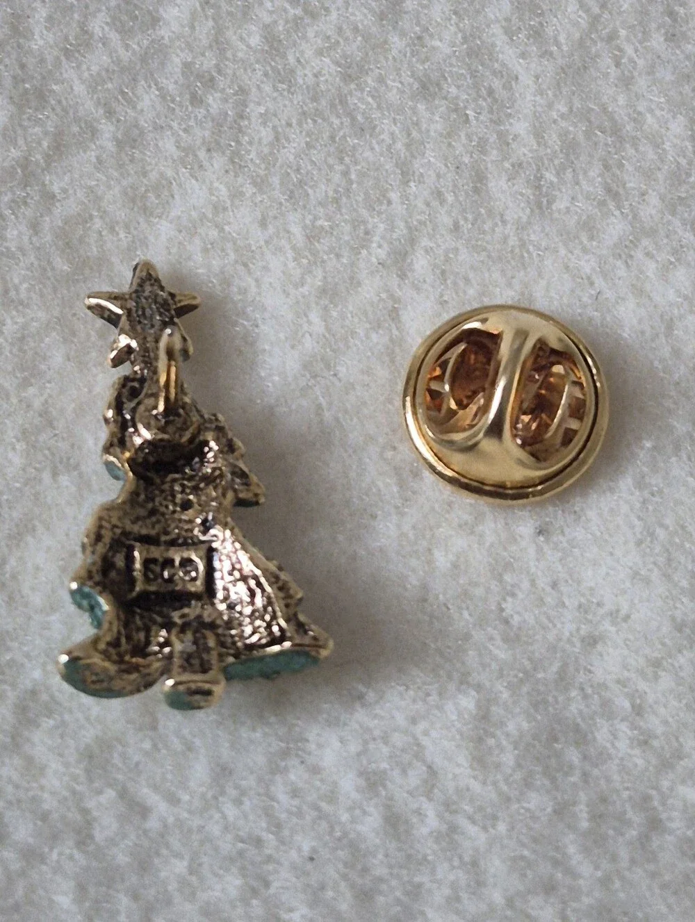 Sarah Coventry Vintage Christmas Tree Enamel And  Rhinestone Lapel Pin